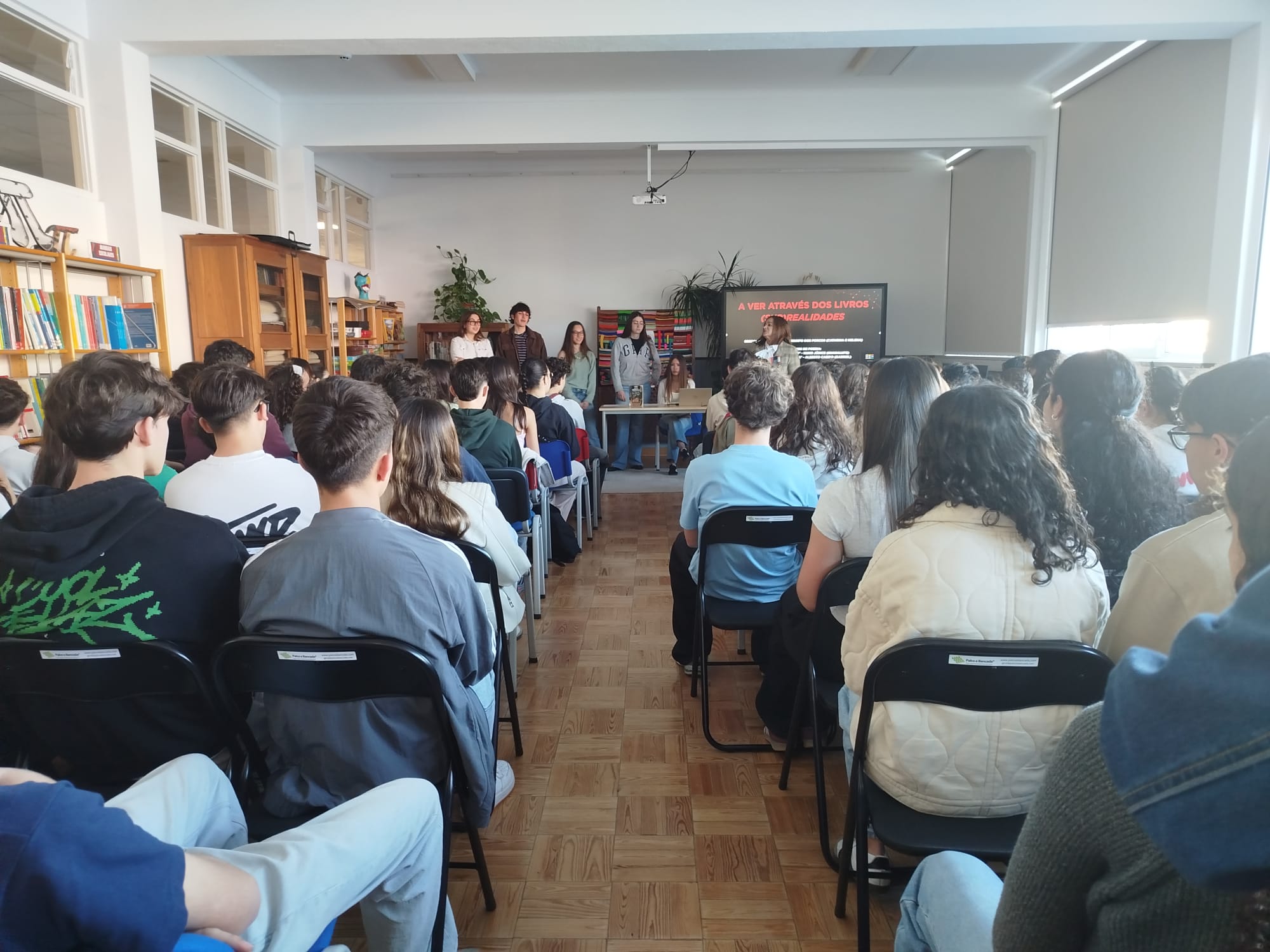 Ver através do Livros – (Sur)realidades?