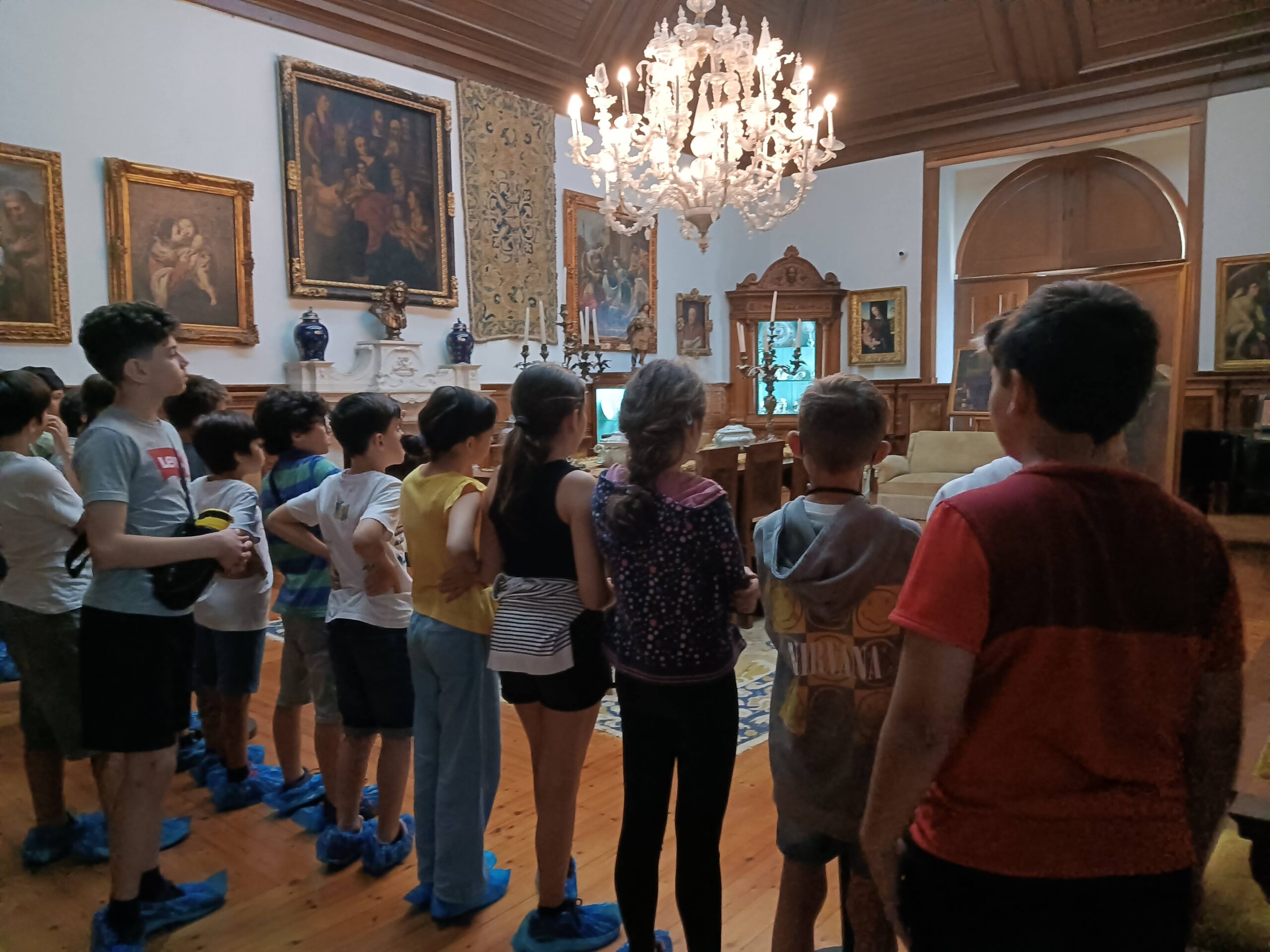 Nos dias 2 e 3 de junho, os alunos das turmas A, C, F e H do 5.º ano participaram numa visita de estudo à Casa dos Patudos, em Alpiarça, e ao Parque Natural do Cavalo do Sorraia, numa atividade que aliou cultura, história e contacto com a natureza.