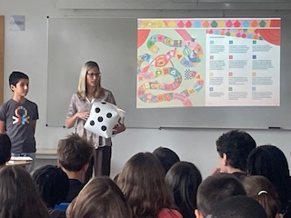 As turmas 6.º A, 6.º C, 6.º H, 7.º F e 7.º G participaram nesta experiência de aprendizagem, marcada pela curiosidade, pela partilha e pela participação ativa, que tornou a Constituição mais próxima e acessível aos jovens.
