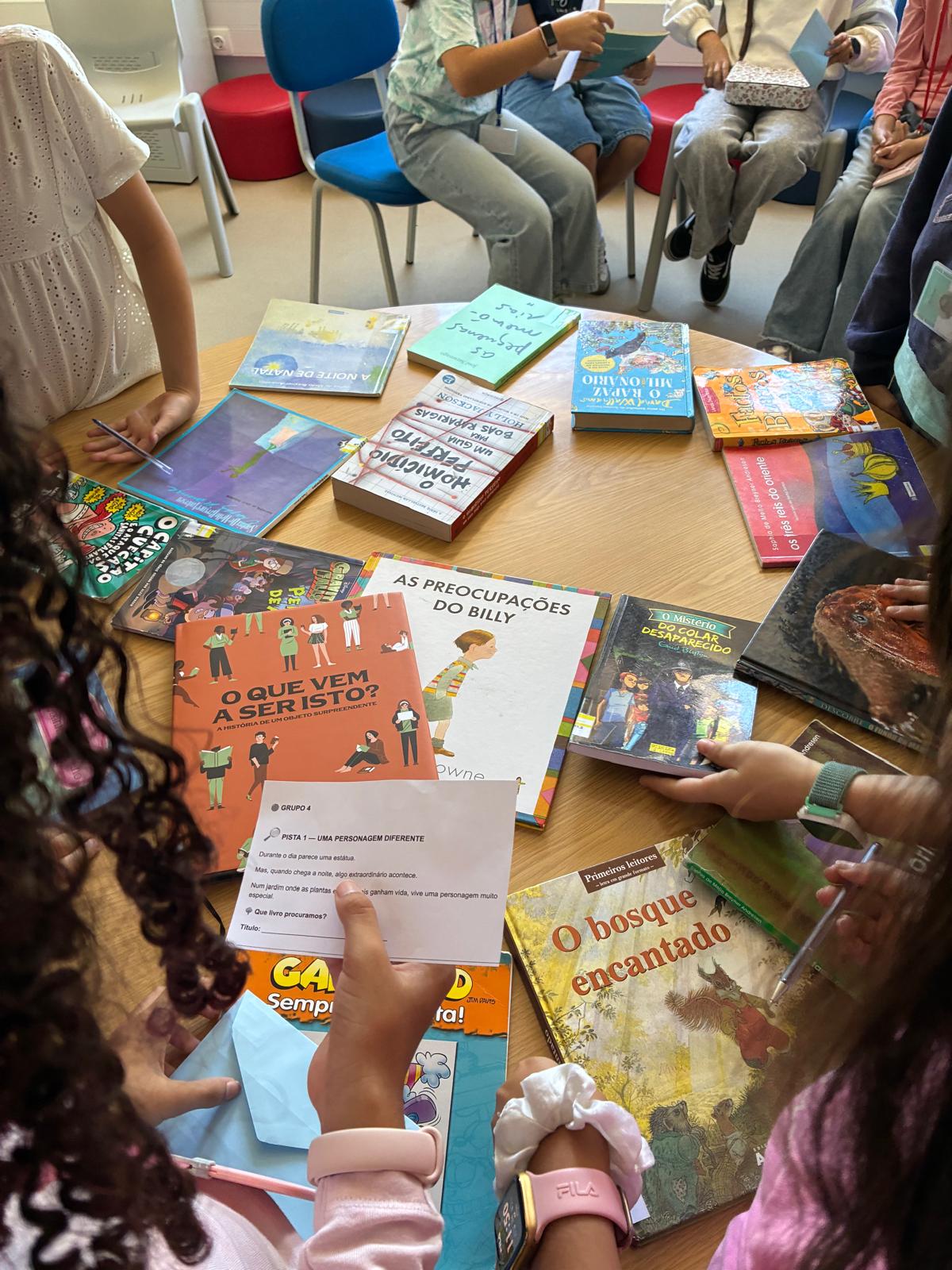 Hoje, dia 13 de outubro, a atividade foi realizada com as turmas 5.º C e 5.º E, acompanhadas, respetivamente, pelas professoras Anabela Leitão e Dora Nunes.