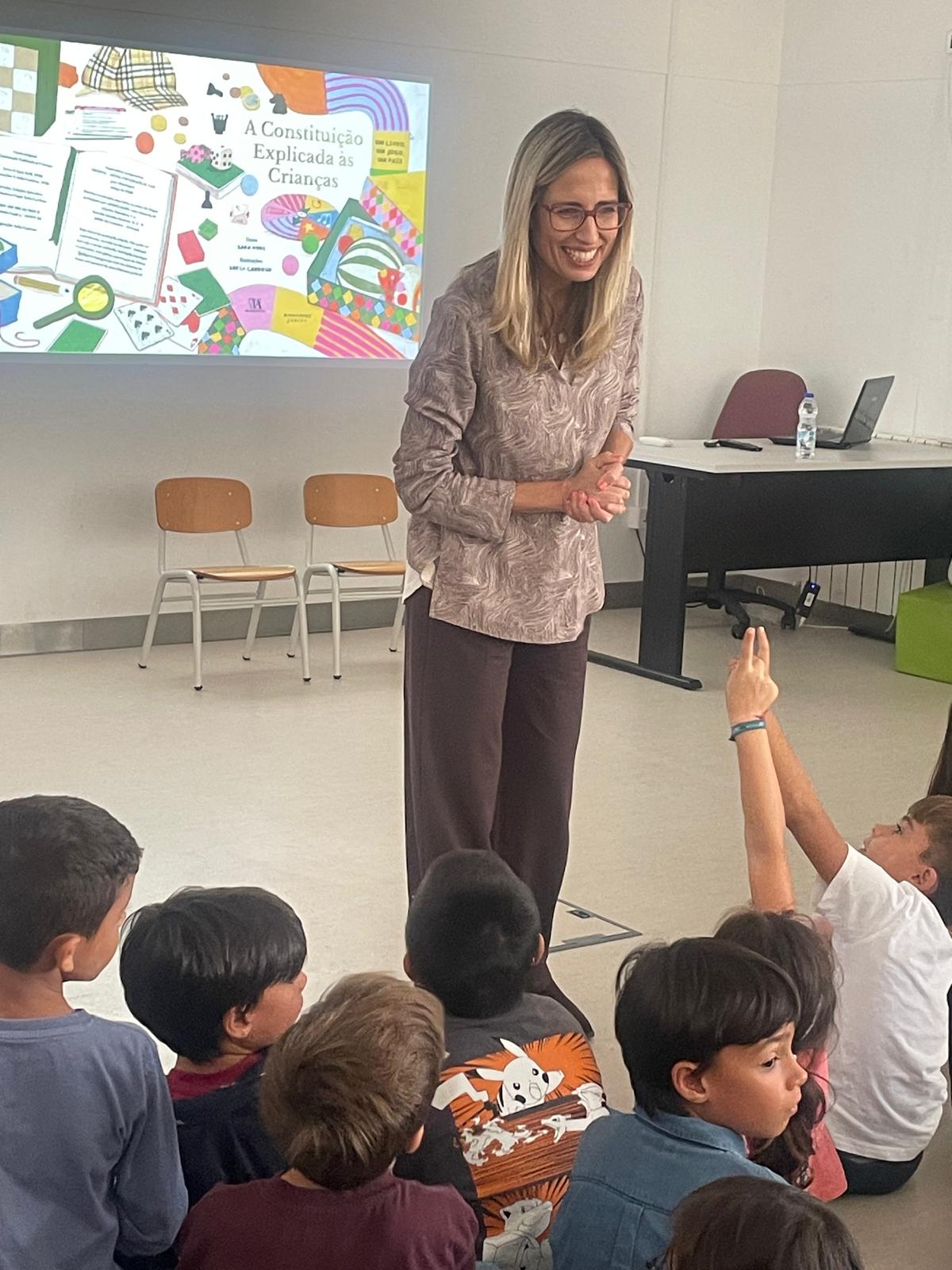 No dia 20 de outubro, os alunos do 3.º e 4.º anos do Centro Escolar de Assentis e Chancelaria (CEAC) participaram numa sessão com a escritora Sara Rodi, autora do livro A Constituição Explicada às Crianças, integrada no Mês Internacional das Bibliotecas Escolares (MIBE).