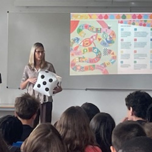 As turmas 6.º A, 6.º C, 6.º H, 7.º F e 7.º G participaram nesta experiência de aprendizagem, marcada pela curiosidade, pela partilha e pela participação ativa, que tornou a Constituição mais próxima e acessível aos jovens.