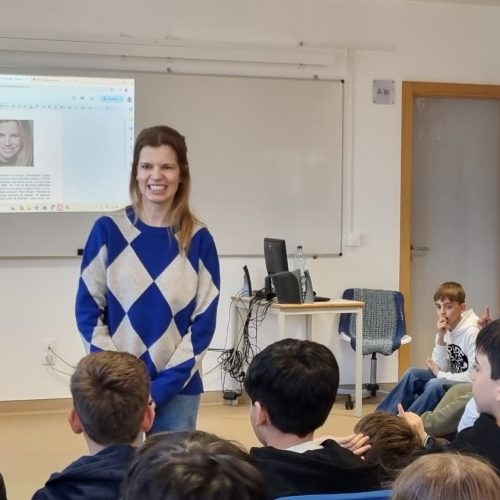 No dia 24 de março, pelas 10h35, na BEMF, as turmas do 5.º A, 5.º B e 5.º H participaram numa sessão com a escritora Maria Inês Almeida, que se revelou muito envolvente e enriquecedora.