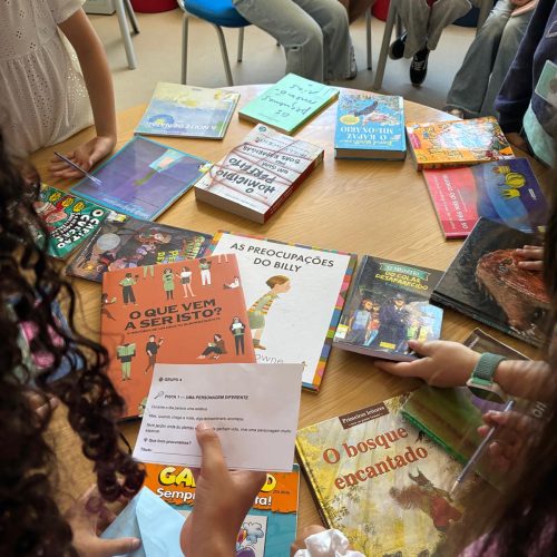 Hoje, dia 13 de outubro, a atividade foi realizada com as turmas 5.º C e 5.º E, acompanhadas, respetivamente, pelas professoras Anabela Leitão e Dora Nunes.