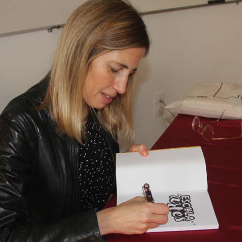 Sessão de autógrafos com a  escritora Sara Rodi na escola EB2,3 Manuel de Figueiredo Torres Novas. 